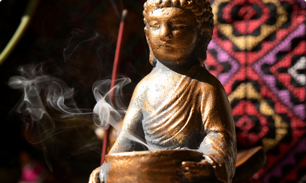 Statue de Bouddha avec de l'encens