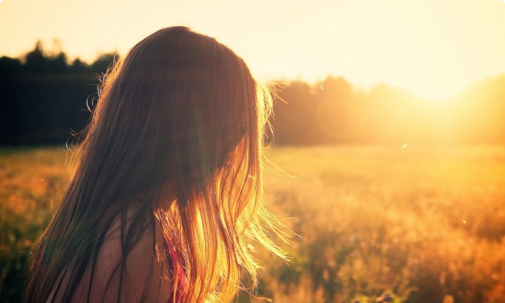 Enfant dans un champ au soleil