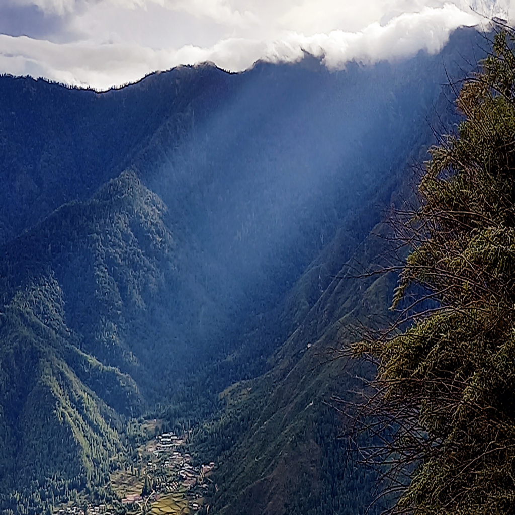 Vallée dans les nuages