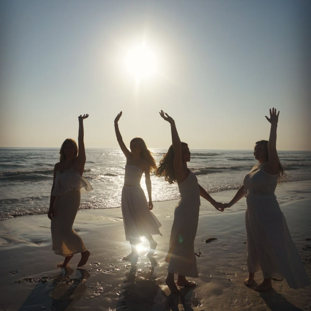 Femmes qui dansent à la plage